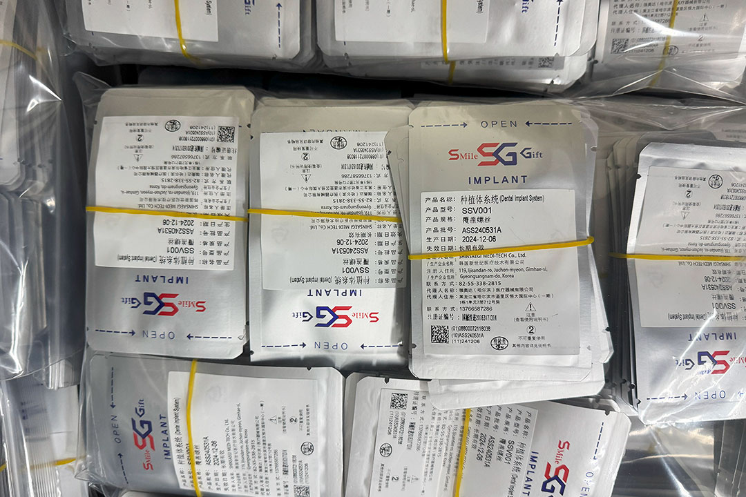 치과용-의료기기업체-S사-작은라벨-선명히-인쇄-디지털-컬러라벨프린터-바코드프린터에서-교체-9 펫푸드라벨-직접-출력-가변데이터인쇄-화이트인쇄-컬러라벨프린터-도입사례-P사